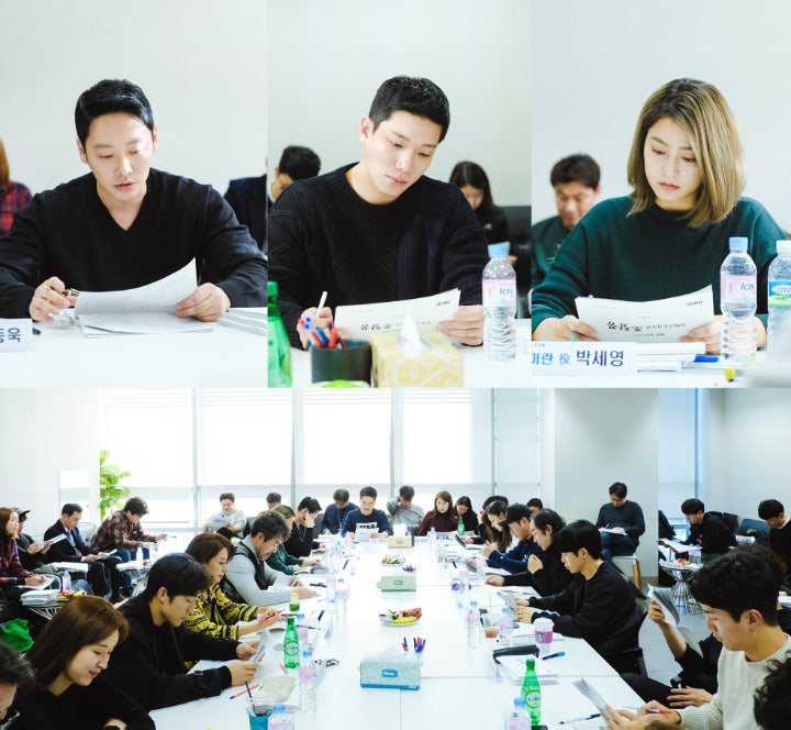 Kim Dong Wook dan pemain lainnya melakukan pembacaan naskah pertama