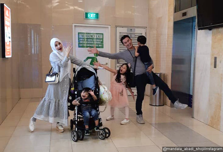 Family Time, Mandala Shoji dan Keluarga Asyik Pose di Depan Lift