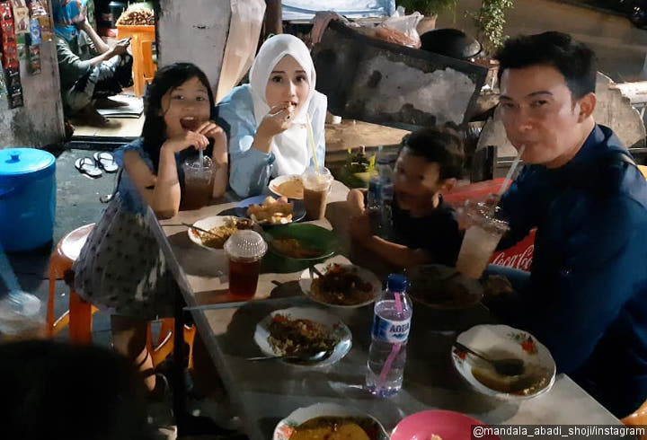 Ajarkan Hidup Sederhana, Mandala Shoji Ajak Anak Makan di Warung Pinggir Jalan