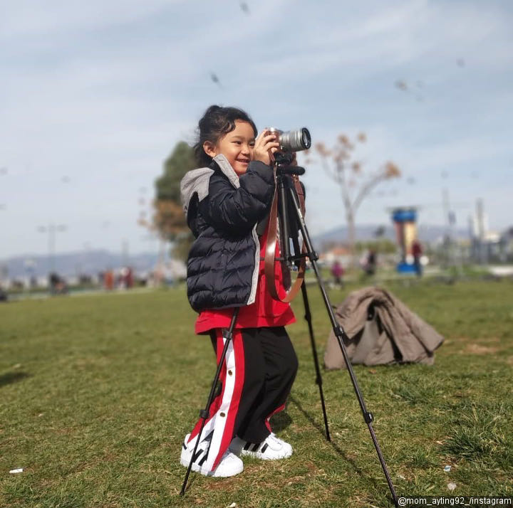 Bak Fotografer Profesional, Bilqis Berpose Tengah Memotret 