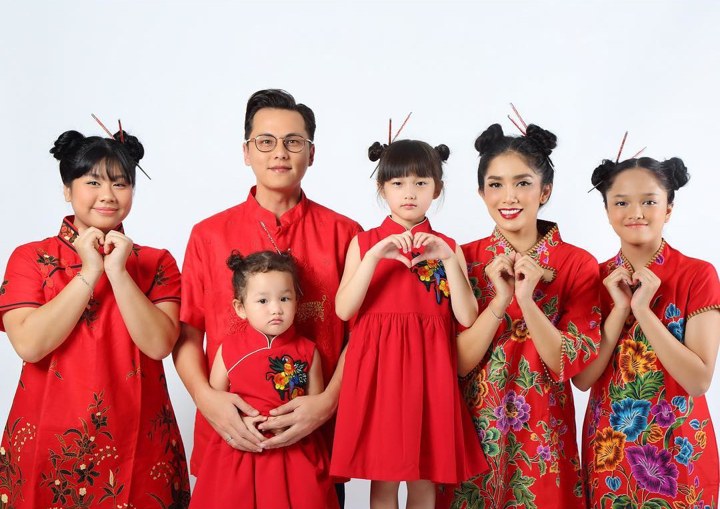 Serba Merah, Keluarga Ussy Sulistiawaty Kompak di Potret Imlek 2019