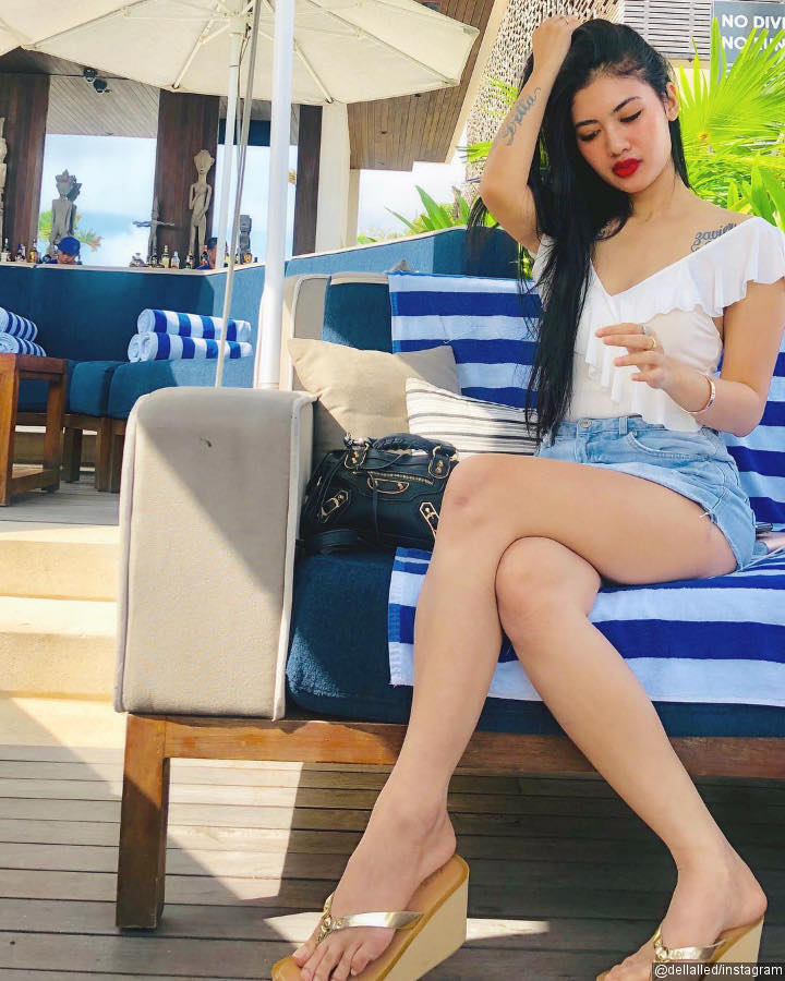 Liburan di Bali, Della Perez Seksi Pakai Rok Mini 