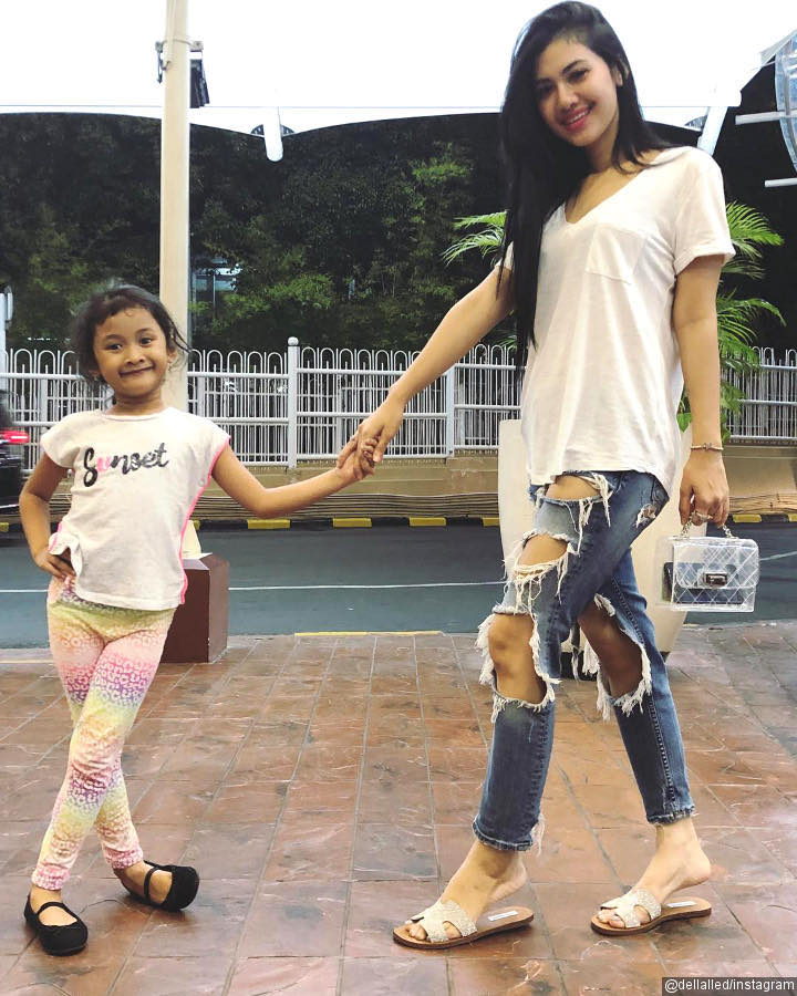 Jalan Bareng Anak, Della Perez Simpel Pakai Kaus dan Ripped Jeans