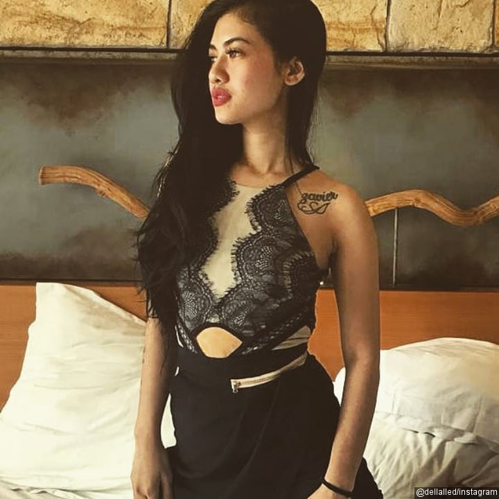 Della Perez Pede Pose Seksi di Atas Ranjang