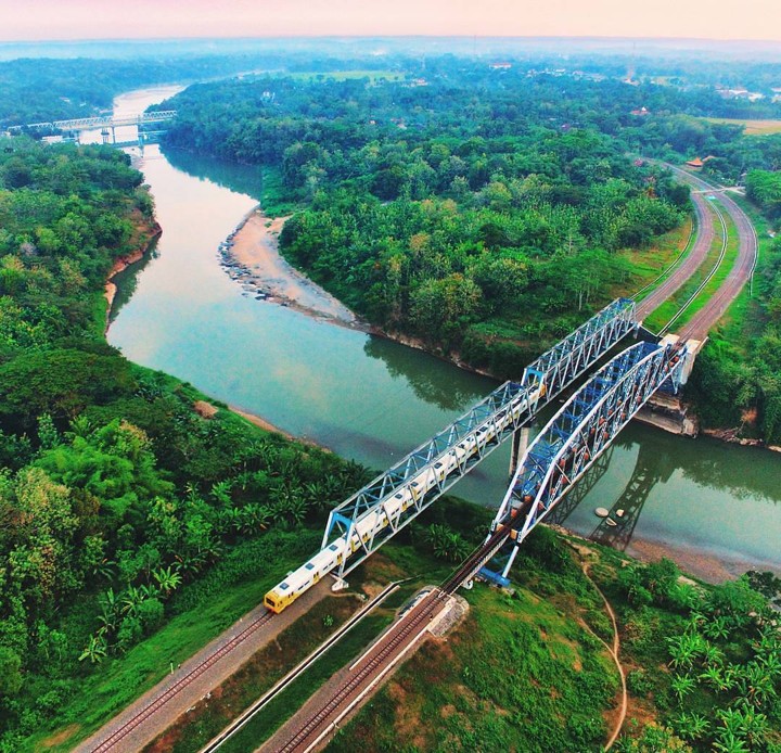Jembatan Progo yang Menawan Dilintasi Oleh Kereta Api Prambanan Ekspres