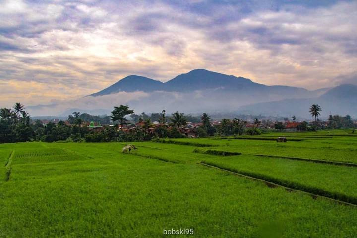 Jalur KA Lodaya dengan Pemandangan Pegunungan yang Menghipnotis