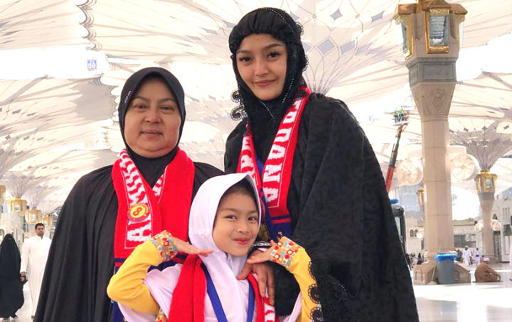Ibunda Siti Badriah Tetap Sederhana Meski Putrinya Terkenal, Netter Sindir Ibu Artis Lain