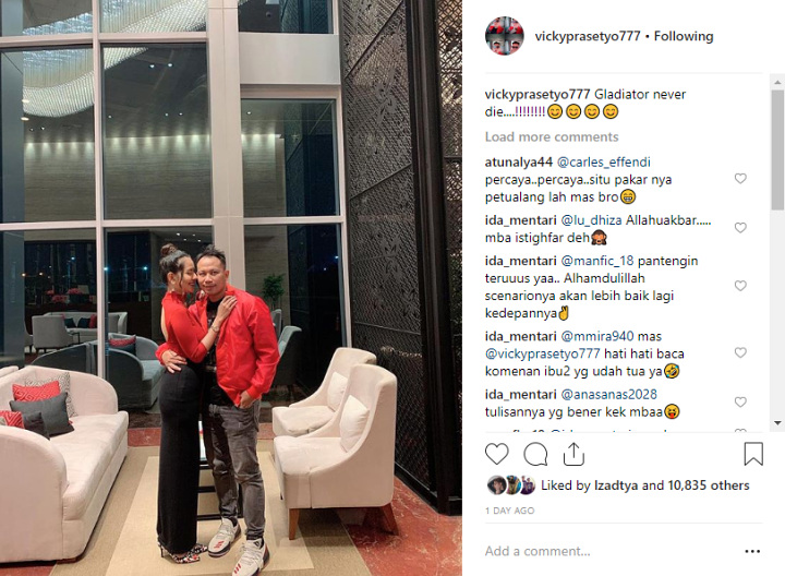 Vicky Prasetyo Pamer Foto Bareng Cewek