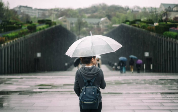 Jangan Biarkan Cuaca Buruk Ganggu Liburan, Ini 9 Tips Traveling di Musim Hujan