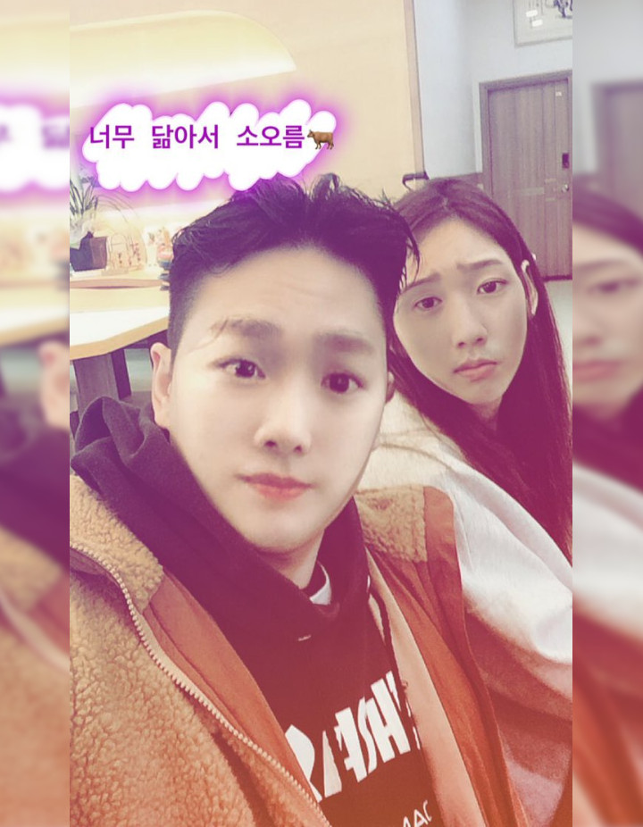 Tae Yeon Ikut Takjub Lihat Kemiripan Dirinya dengan Kakak Cowok