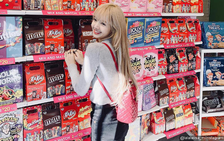 Lisa Black Pink Digoda Fans Gara-Gara 'Minum' Air Mancur