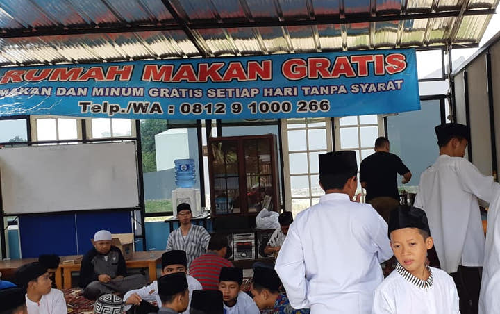 Pernah Jadi Gelandangan, Begini Kisah Pria Pendiri Rumah Makan Gratis di Bogor