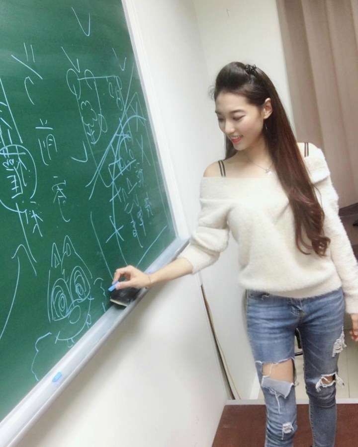 Salah Satu Outfit Simple Cheng Saat Mengajar