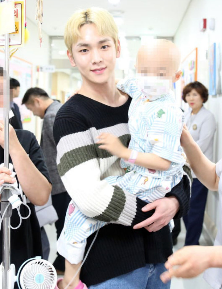 Key menggendong pasien anak-anak