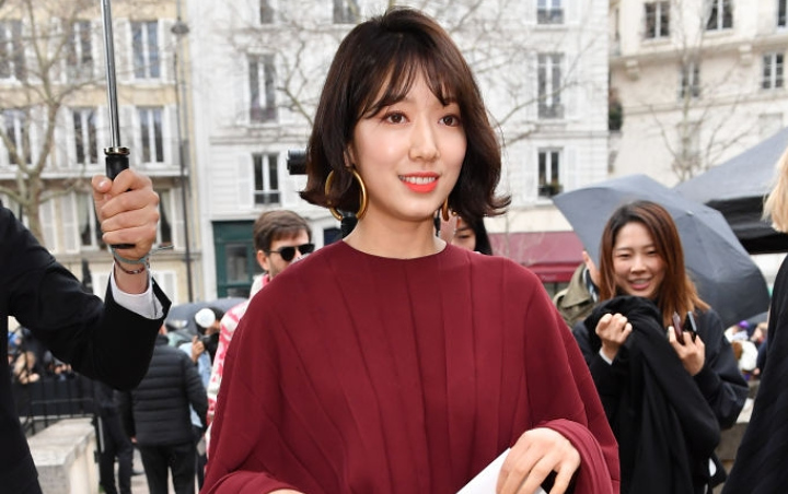 Park Shin Hye Unggah Foto Cantik di Paris, Fans Puji Habis-Habisan Rambut Pendeknya