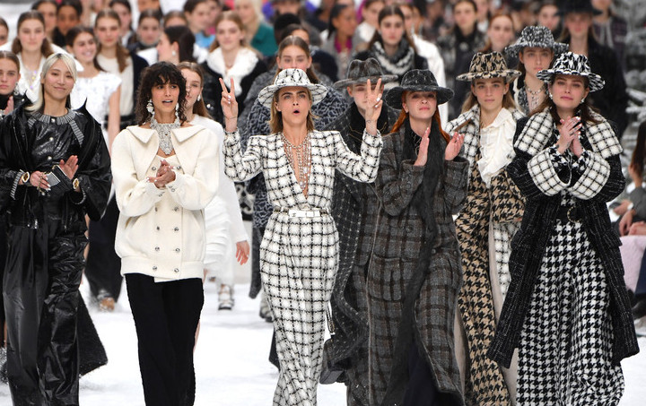 Cara Delevingne dan Deretan Model Ini Tangisi Mendiang Karl Lagerfeld di Paris Fashion Week