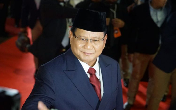 Aksi Buka Bajunya Viral, Prabowo Jawab Netizen yang Tanya 'Apa Tak Takut Masuk Angin Pak?' 