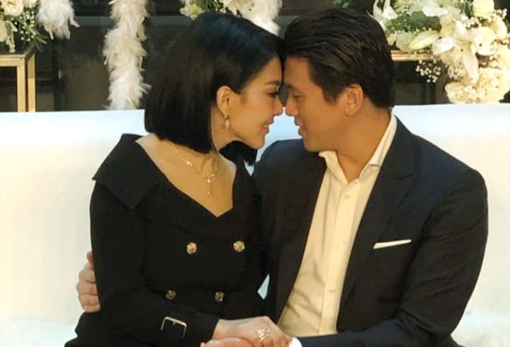 Tak Ragu Pose Mesra di Depan Awak Media