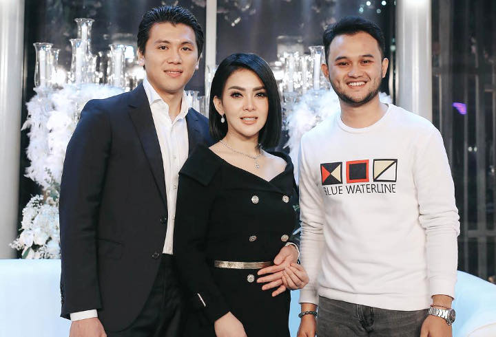 Reino Barack Rangkul Pinggang Syahrini Saat Pose Bareng Fotografer Andalan