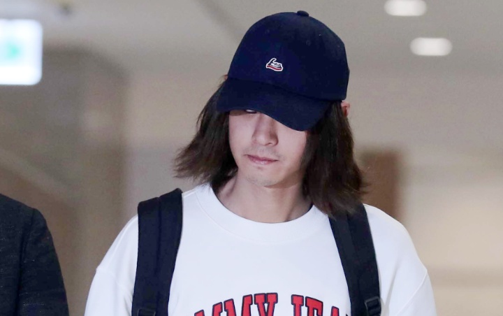 Jung Joon Young Dijambak Pria Tak Dikenal Saat Dikerumuni Reporter di Bandara 