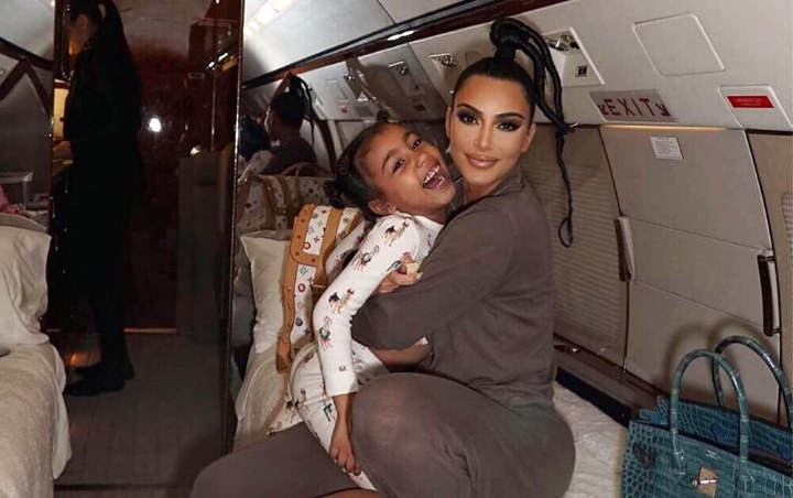 Kim Kardashian Lagi-Lagi Tuai Kritik Gara-Gara Pakaikan Lipstik pada Putrinya