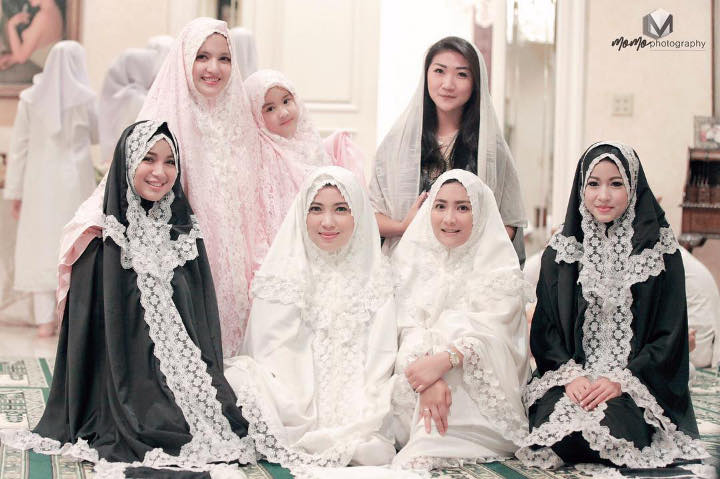 Bikin Adem Dalam Balutan Mukena Pink