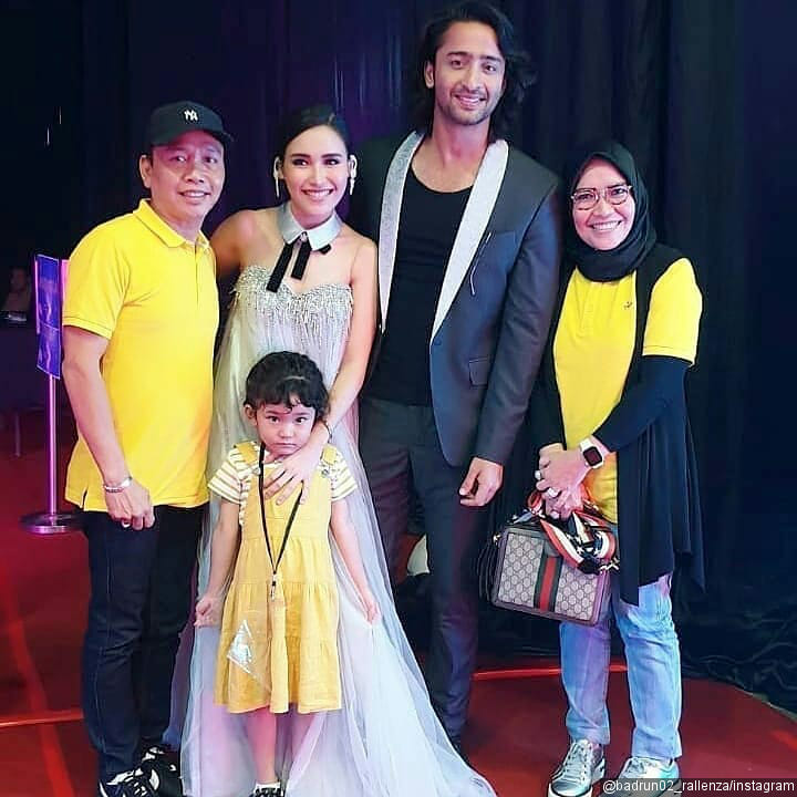 Jaga Silaturahmi, Shaheer Sheikh Sempat Foto Bareng Keluarga Ayu Ting Ting