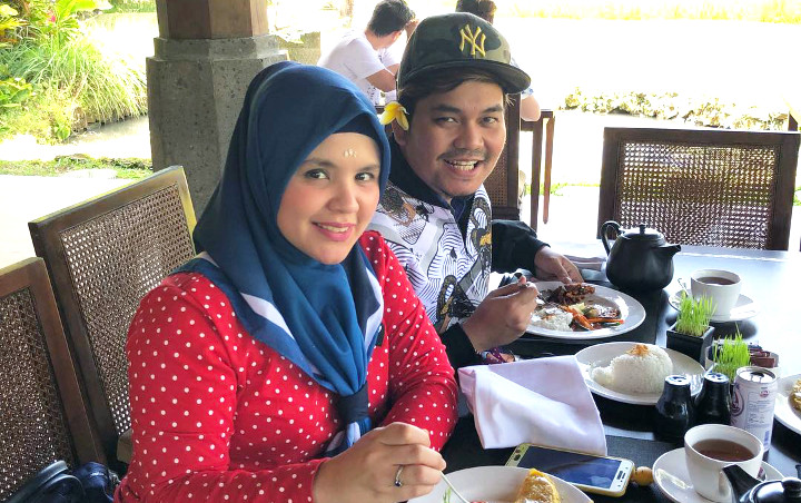 Aldila Jelita Istri Indra Bekti Senyum Bahagia Pamer Cincin 'Hadiah Snack' Kado Ultah Dari Suami