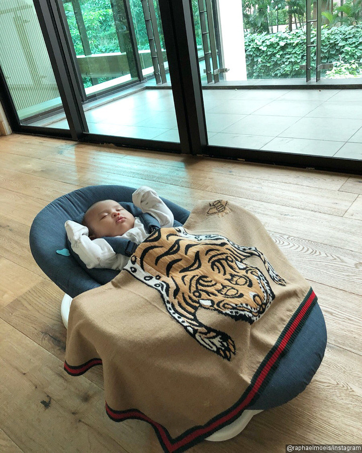 Baby Raphael Moeis Tidur Pakai Selimut Kece Keluaran Brand Gucci