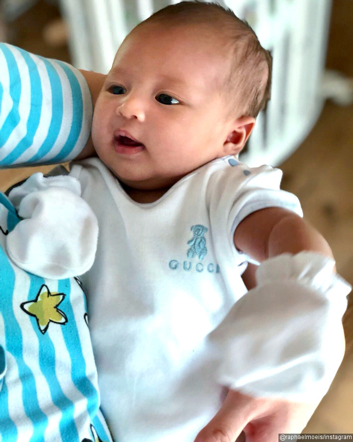 Masih Bayi, Raphael Moeis Sudah Pakai Baju Seharga Jutaan
