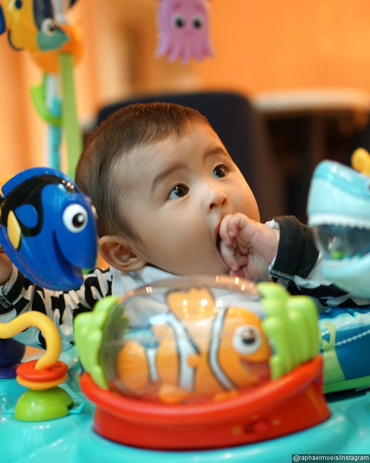 Baby Raphael Moeis Asyik Pose di Atas Activity Jumper Seharga Rp 1,9 Juta