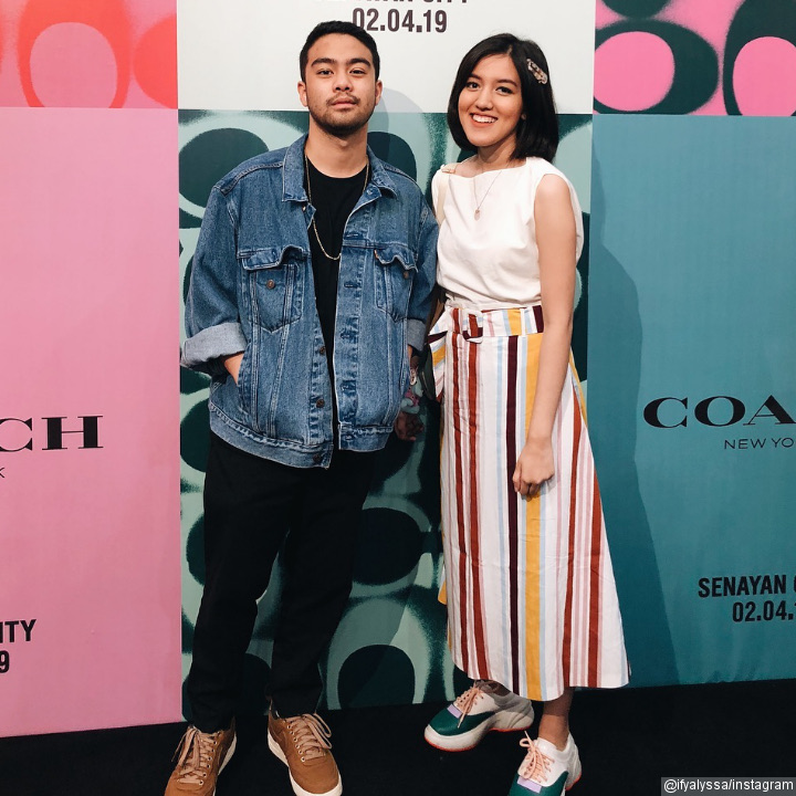 Ify Alyssa Eks Blink Tampil Simpel Pakai Skirt Model Garis-Garis