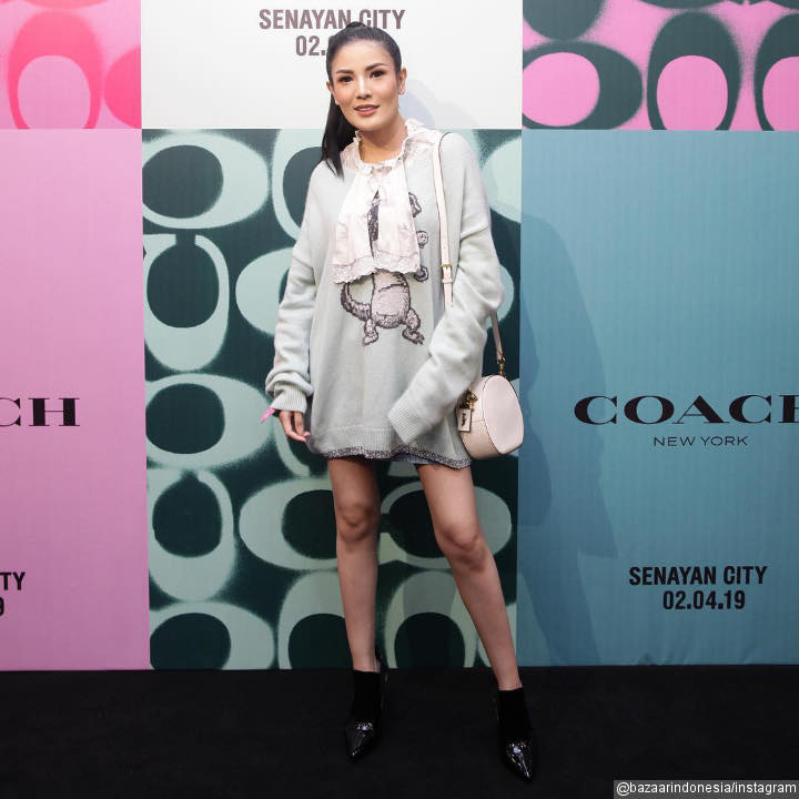 Nindy Tampil Berani Pakai Sweater Hasil Kolaborasi Coach dengan Disney