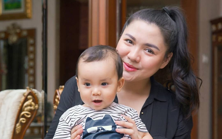 Vicky Shu Hadiri Acara Keraton, Penampilan Sang Putra Pakai Baju Adat Jawa Bikin Netter Gemas
