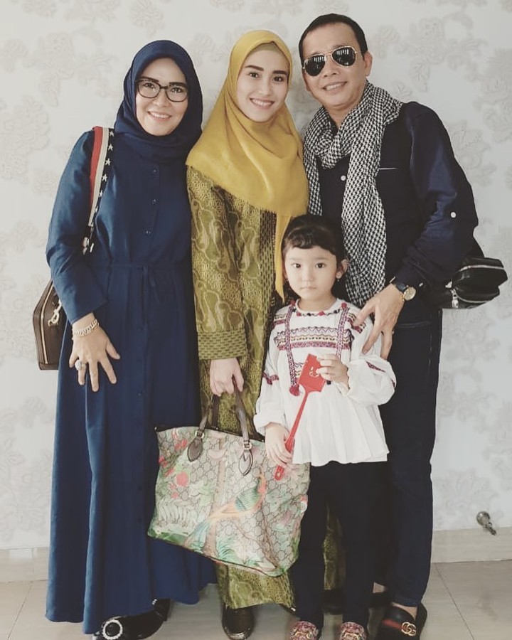 Ayu Ting Ting Sempatkan Foto Bareng Keluarga Sebelum Berangkat Umrah