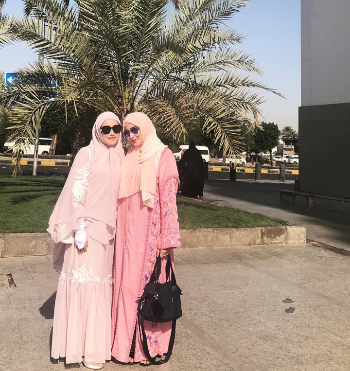 Tampil Cantik Serba Pink Bareng Tania Nadira