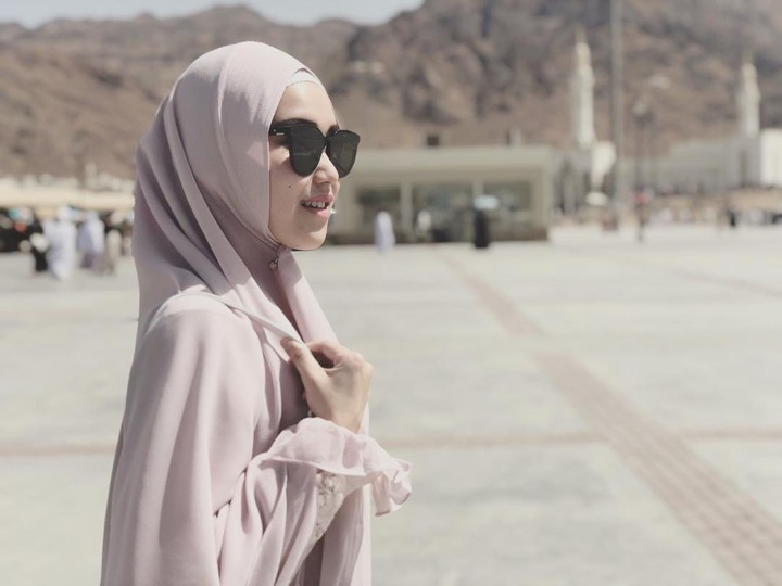 Lengkapi Fashion Saat Umrah dengan Kacamata Hitam