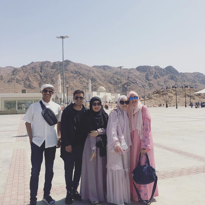 Ayu Ting Ting Ceria Pose di Jabal Uhud Bersama Rombongan Lain