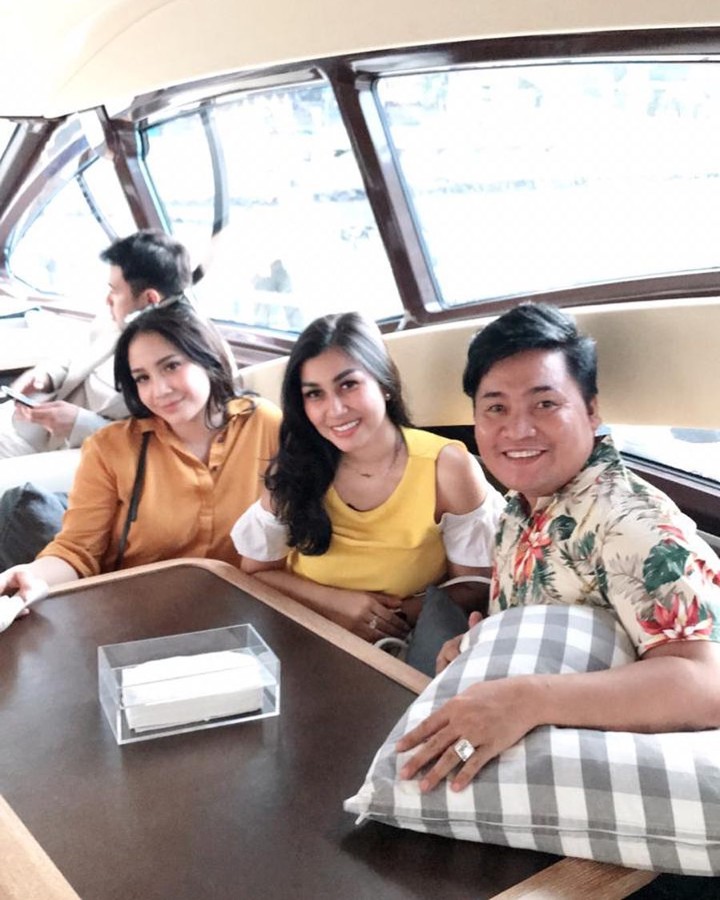 Asyik Pose Bareng Istri dan Adik Pertama Raffi Ahmad