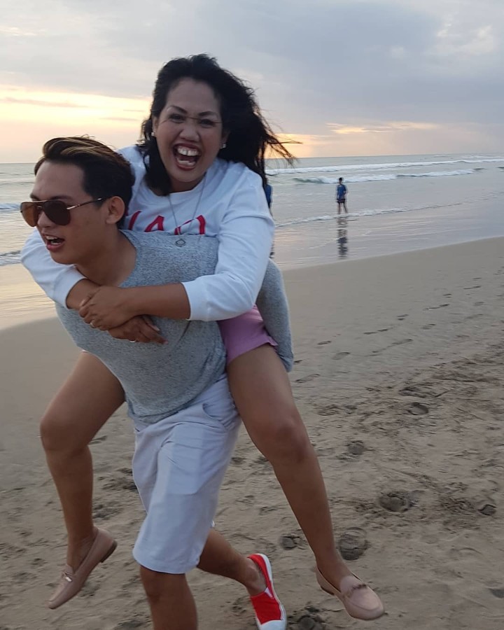 Nikmati Keindahan Pantai Sambil Digendong Bikin Ely Sugigi Bahagia
