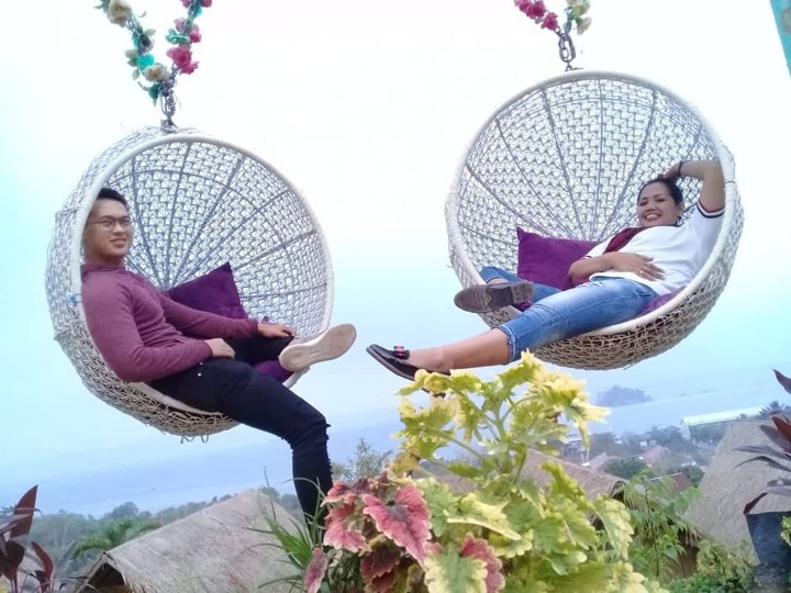 Santai Sambil Nikmati Pemandangan Kota Lampung