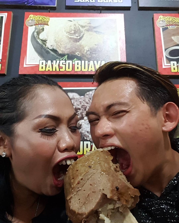 Tak Ragu Pose Kocak Saat Makan Bakso Bareng