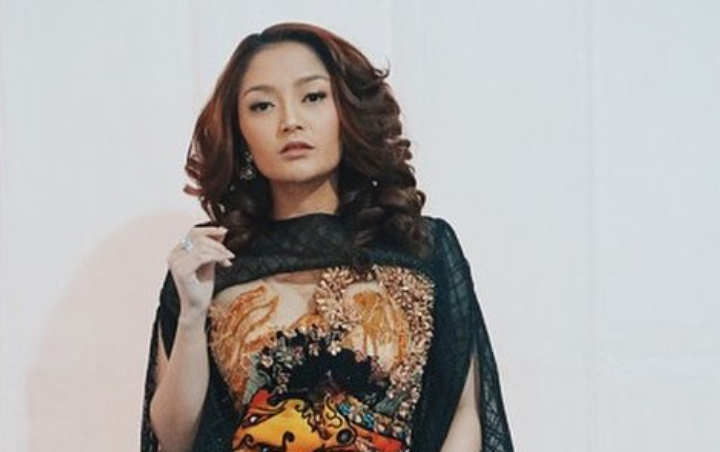 Siti Badriah Kejar Setoran Demi Gelar Pesta 3 Hari 3 Malam, Tuai Pujian Cantik Pakai Gaun Pengantin