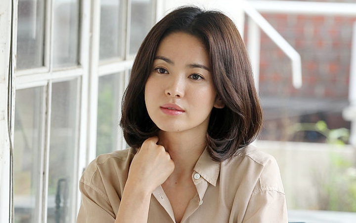 Kecantikan Song Hye Kyo Disebut Secerah Matahari Saat Hadiri Acara Publik