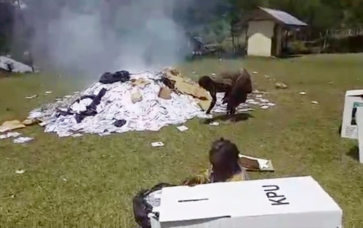  Viral Video Surat Suara Dibakar Warga Papua, KPU Pastikan Pemilu Berjalan Lancar