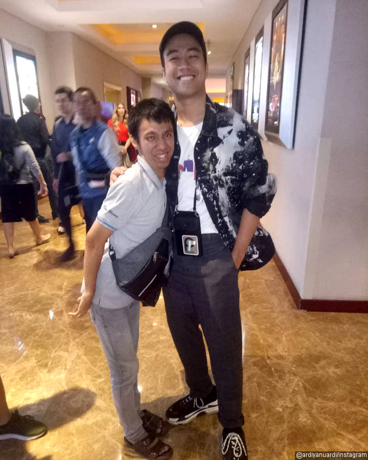 Vidi Aldiano Juga Sumringah Foto Bareng Fans Usai Nonton