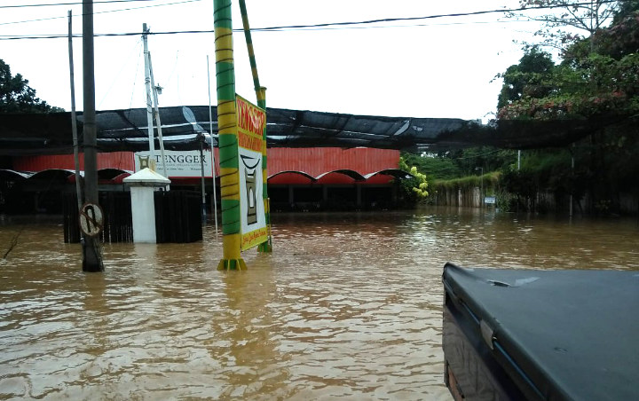Jalur Pantura Pasuruan-Probolinggo Ditutup Akibat Banjir, Sepeda Motor Serbu Jalan Tol