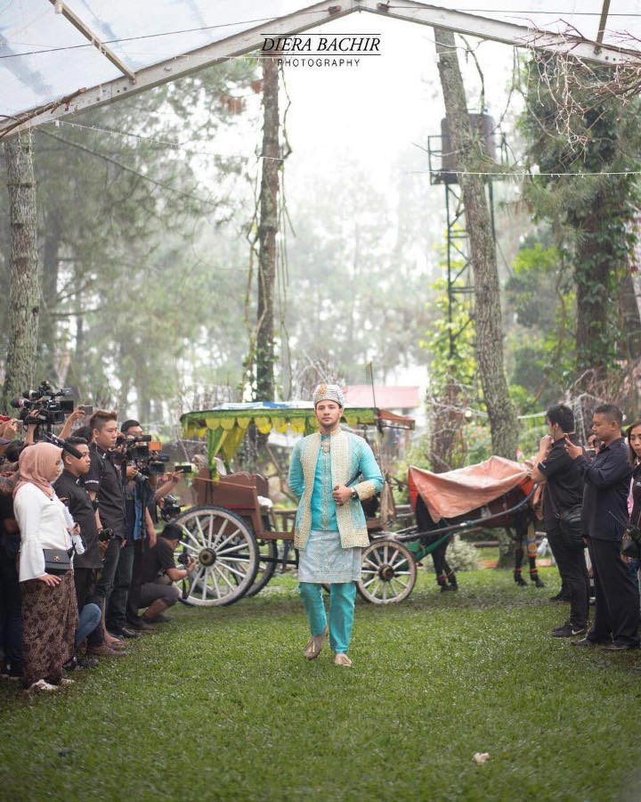 Ammar Zoni Naik Andong Menuju Lokasi Pernikahan