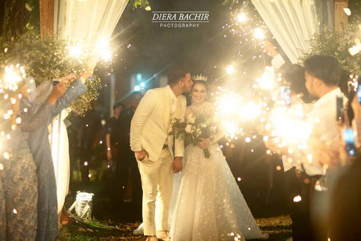 Ammar Zoni Tak Ragu Melayangkan Kecupan Manis Untuk Sang Istri