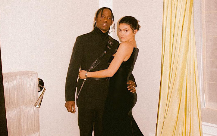 Kylie Jenner Pasang Baliho di Tepi Jalan untuk Rayakan Ulang Tahun Travis Scott